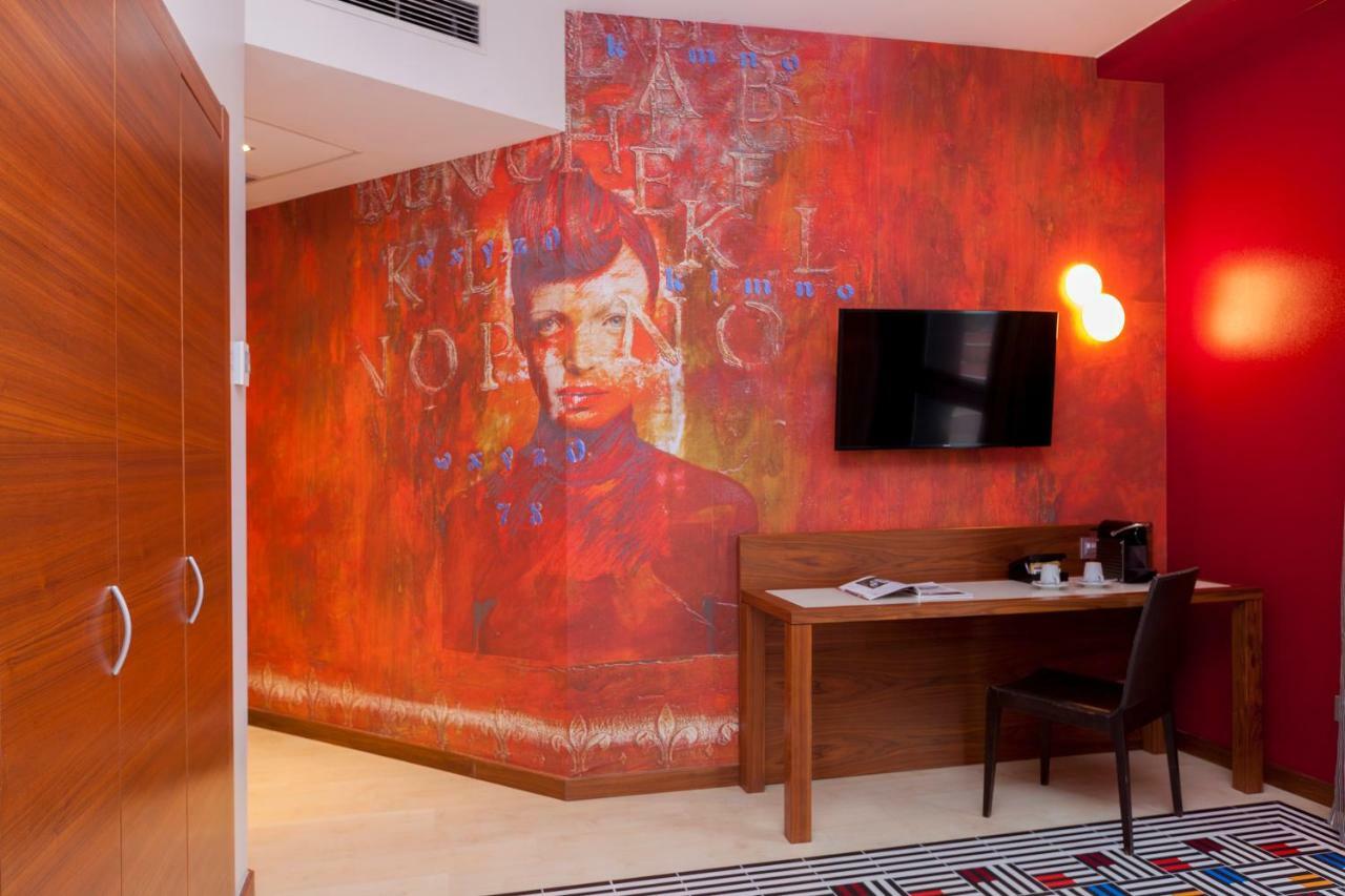 Spirit Hotel Gran Bilbao Exterior photo The picture of the artist on the wall of the room