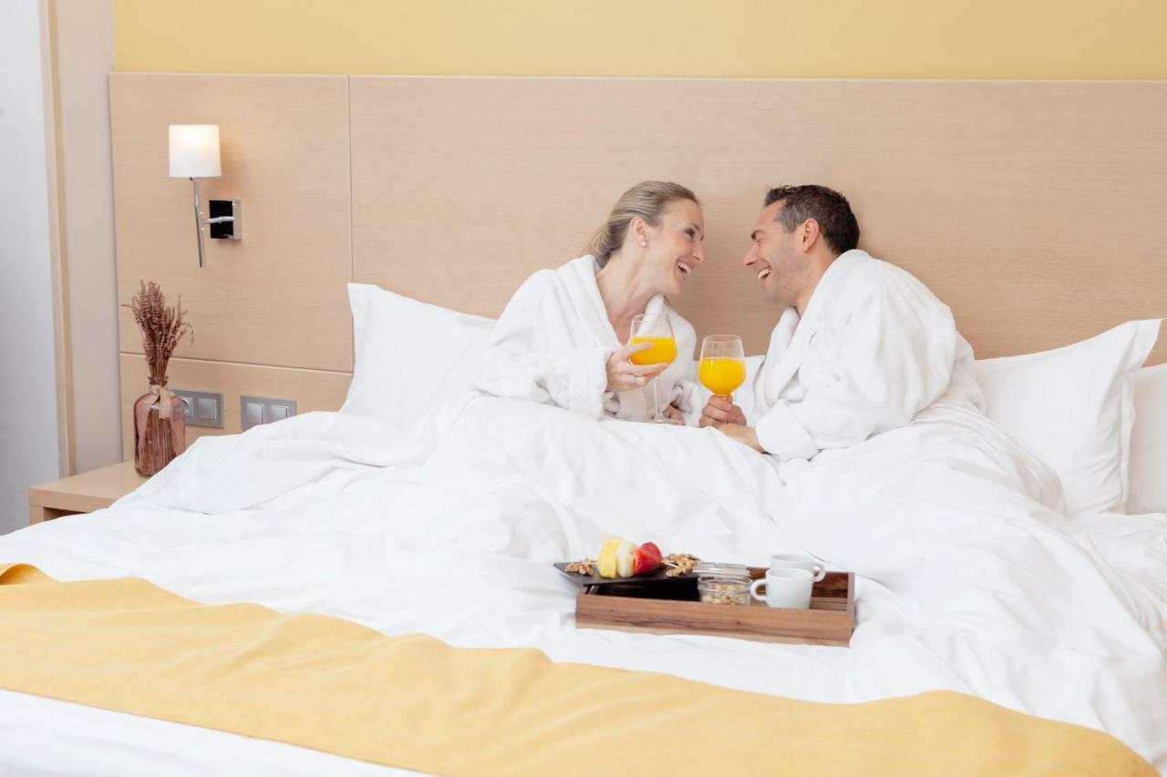 Spirit Hotel Gran Bilbao Exterior photo couple in bathrobe